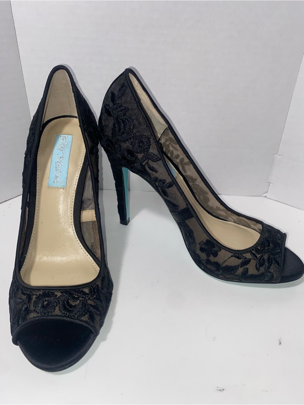 Betsey Johnson Women’s Floral Black Adley High Heels Flowers embroidered Sz 5.5